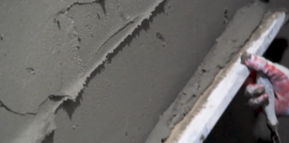 Цементные штукатурки: с прочностью не менее M 50, морозостойкостью F 50, паропроницаемостью 0,15 мг/(м·ч·Па), что обеспечивает долговечность и устойчивость к атмосферным воздействиям при наружных отделочных работах.