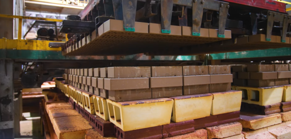 Керамический кирпич — классический, с более традиционной фактурой и палитрой, отлично вписывается в исторические реконструкции, классический стиль.