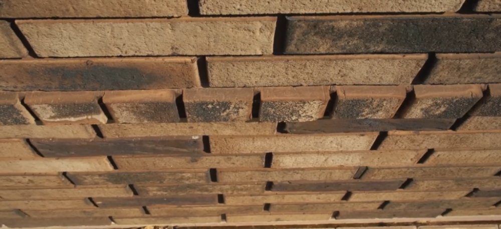 Выбор кирпича — это баланс между техническими характеристиками, климатическими условиями, бюджетом и долгосрочной стратегией эксплуатации. Осознанный подход с учетом современных трендов и стандартов гарантирует надежность, энергоэффективность и комфорт будущего дома.