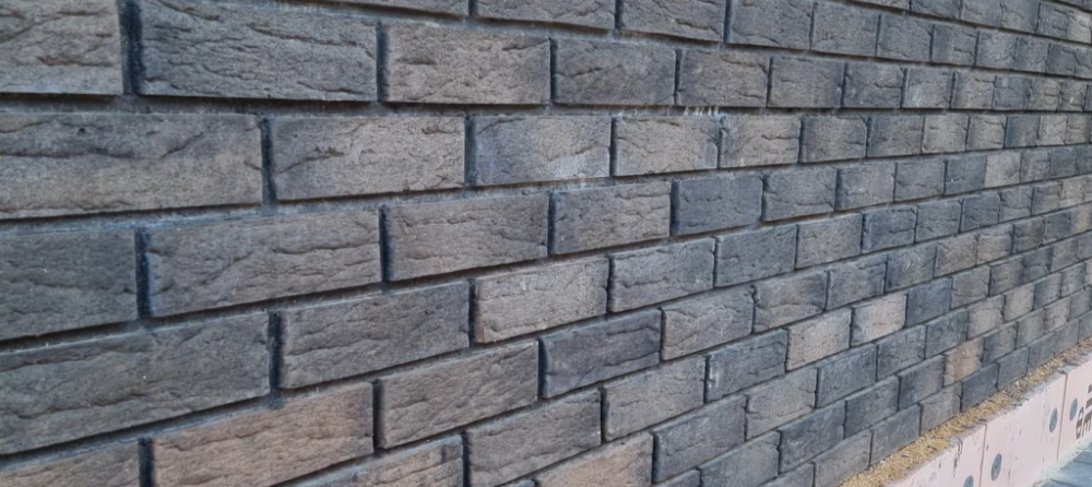 Когда речь заходит о клинкерном кирпиче, я всегда рекомендую Faber Jar. Во-первых, это потрясающая палитра натуральных цветов и фактур, которая позволяет создавать уникальные архитектурные решения