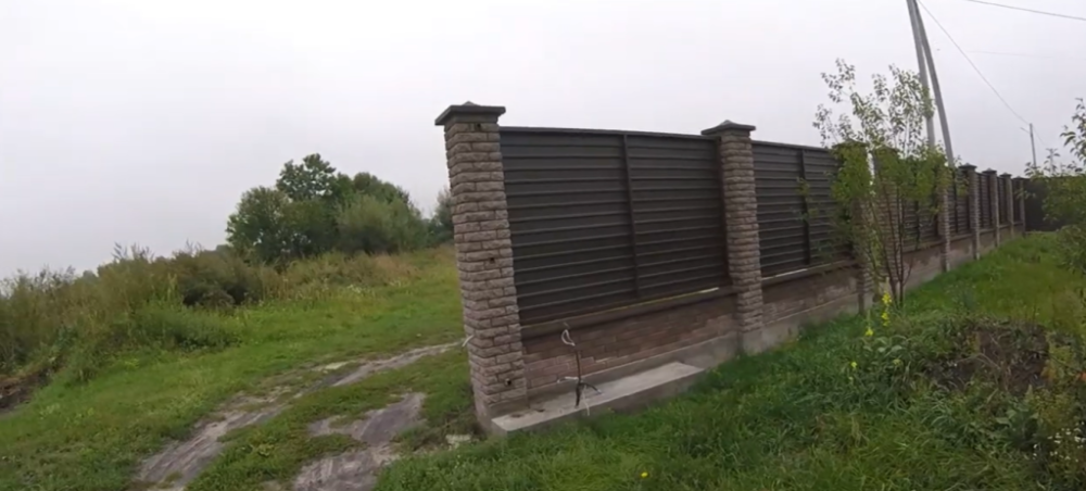 Забор из профнастила с горизонтальной сборкой представляет собой современное решение, сочетающее в себе высокую прочность, эстетичность и долговечность