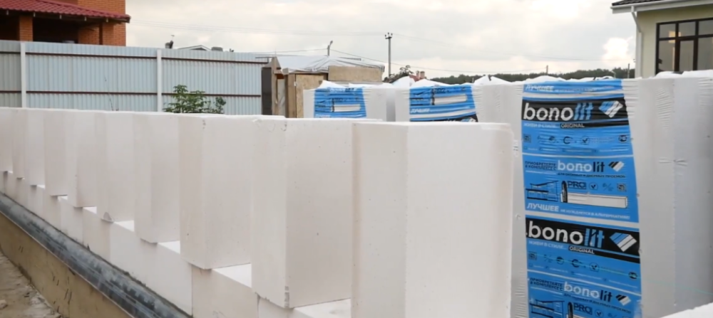 Производство газобетона осуществляется из экологически чистых материалов: цемента, извести, кварцевого песка и алюминиевой пудры. Блоки не выделяют вредных веществ и полностью безопасны для здоровья человека. Производство газобетона осуществляется из экологически чистых материалов: цемента, извести, кварцевого песка и алюминиевой пудры. Блоки не выделяют вредных веществ и полностью безопасны для здоровья человека.