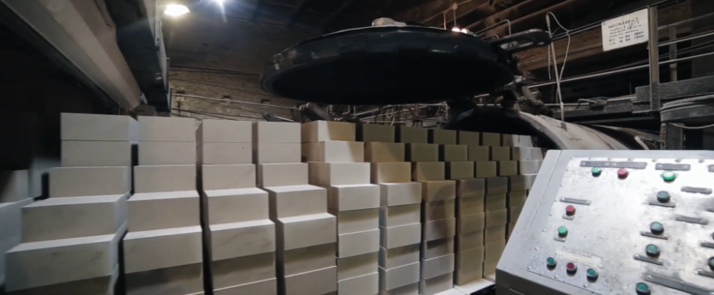 Внутренняя автоматизация позволяет выпускать до 5000 кирпичей в смену с точностью соблюдения заданных размеров и характеристик, что существенно повышает эффективность логистики и сокращает сроки поставки. 