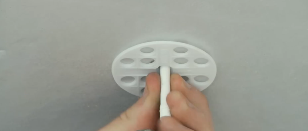 Внутренний слой утеплителя дополнительно защищается пароизоляционной пленкой с паропроницаемостью не менее 0,05 мг/(м·ч·Па), что предотвращает накопление влаги и развитие плесени. Монтаж теплоизоляционных панелей осуществляется с помощью клеевых составов, отвечающих нормативам пожарной безопасности, что обеспечивает устойчивое крепление и минимальный риск образования мостиков холода.