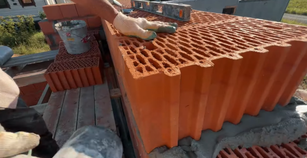 Теплопроводность на уровне 0,55 Вт/(м·К) гарантирует эффективную теплоизоляцию, которая способствует снижению затрат на отопление и повышению энергоэффективности зданий.