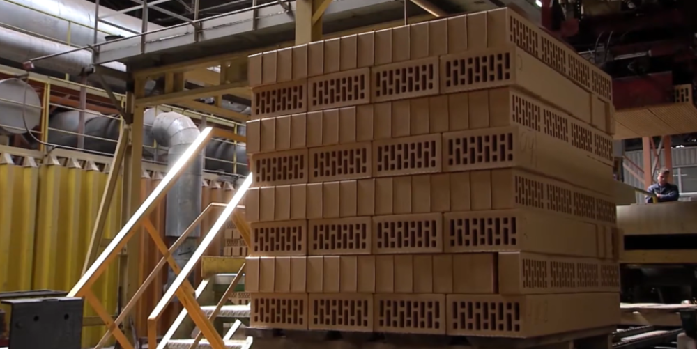 В профессиональной среде облицовочный кирпич ОСМиБТ нередко называют "старооскольским керамическим блоком" или "модульным кирпичом" благодаря универсальности в укладке и применении В профессиональной среде облицовочный кирпич ОСМиБТ нередко называют "старооскольским керамическим блоком" или "модульным кирпичом" благодаря универсальности в укладке и применении