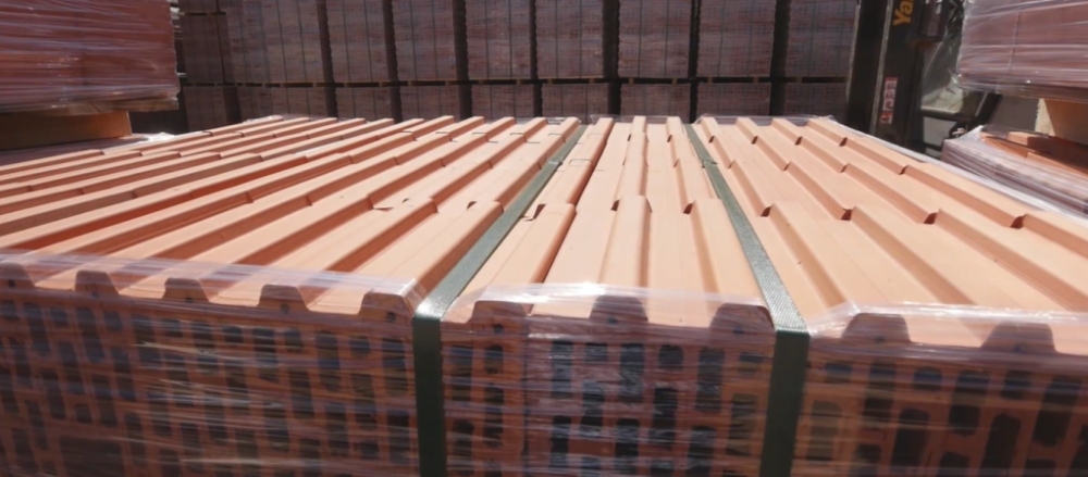 Блоки выполнены из экологически чистой керамической массы с высокой степенью обжига при температуре 1050-1100°C, что обеспечивает однородную структуру и повышенную стабильность размеров