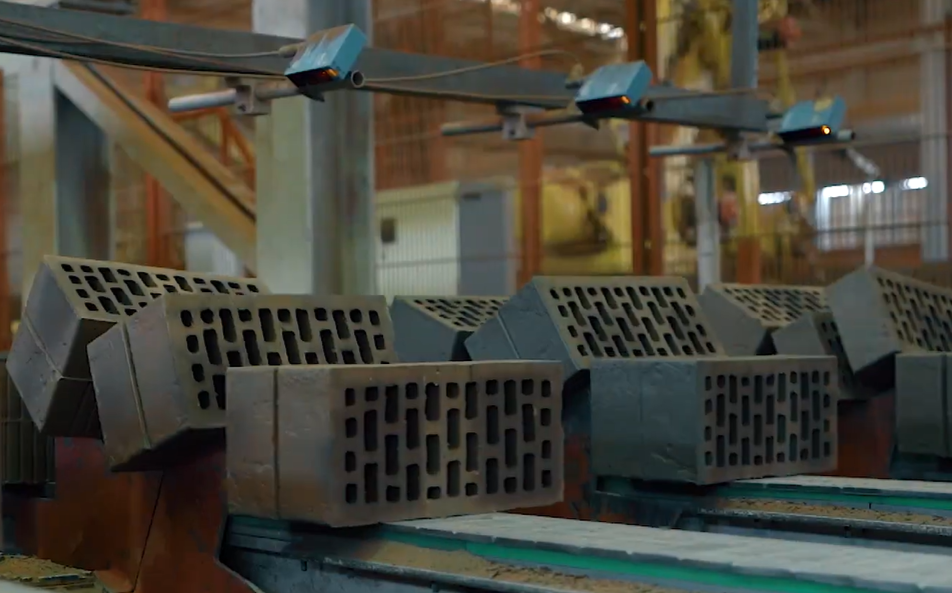 Компания "МОСБЛОК" гарантирует своевременное выполнение заказов, качественную упаковку и возможность приобретения кирпича с доставкой на строительную площадку, что особенно актуально при реализации крупных проектов