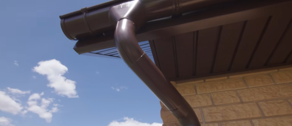 Использование водосточных систем Docke способствует снижению риска протечек, образований льда и повреждений кровельных конструкций, что в среднем увеличивает срок службы системы до 20 лет и более, обеспечивая долгосрочную защиту зданий и минимальные затраты на обслуживание