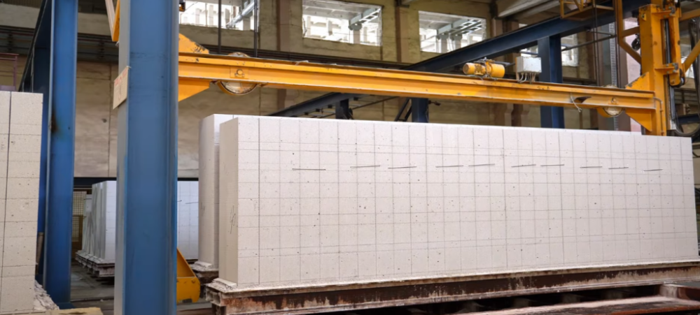 Прочность на сжатие блоков от 1,5 до 3 МПа позволяет использовать эти блоки как для несущих стен, так и для внутренних перегородок, при этом паропроницаемость и влагостойкость обеспечивают комфортный микроклимат внутри зданий, исключая риск накопления влаги и образования плесени