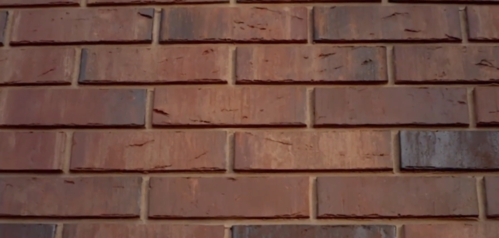 Размеры кирпича составляют 250 миллиметров в длину, 120 миллиметров в ширину и 65 миллиметров в высоту, что обеспечивает оптимальное соотношение между удобством укладки и визуальной гармонией фасада