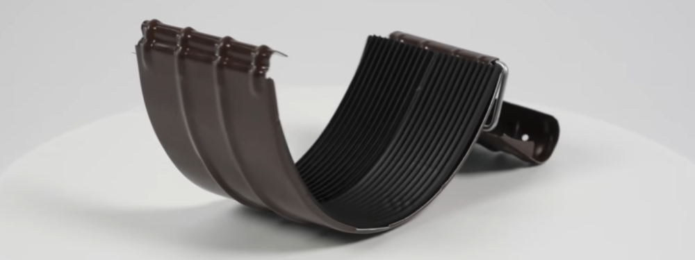 Коэффициент водопропускной способности систем Docke достигает 12 литров в секунду при уклоне 2%, что позволяет быстро и надежно предотвращать затопление кровли даже в условиях интенсивных осадков, превышающих 50 мм в час