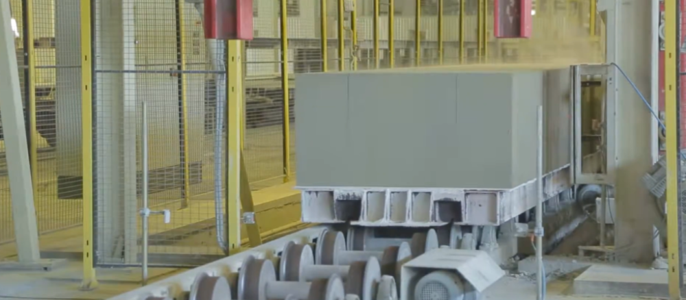 Газобетон — это ячеистый бетон, изготовленный методом автоклавного твердения, что обеспечивает его долговечность и стойкость к воздействию влаги, морозам и огню. ВКБлок — один из лидеров российского рынка по производству газобетонных блоков, предлагая продукцию, отвечающую высоким стандартам.