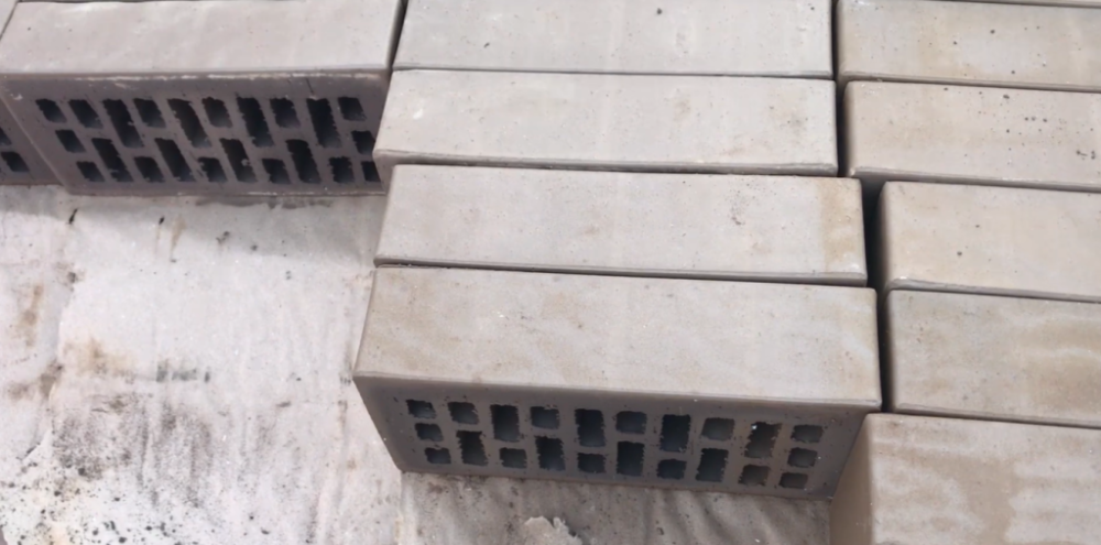 Кирпич КС-керамик изготовлен из экологически чистых материалов, соответствующих требованиям ГОСТ и международных стандартов. Не содержит вредных веществ и выделяет минимальное количество летучих соединений, что особенно важно для жилых зданий и объектов со строгими экологическими требованиями.