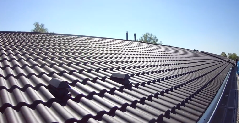 Цементно-песчаная черепица широко используется в частном строительстве, реконструкции исторических зданий, а также в коммерческих проектах, где важна долговечность и эстетичность кровельных систем