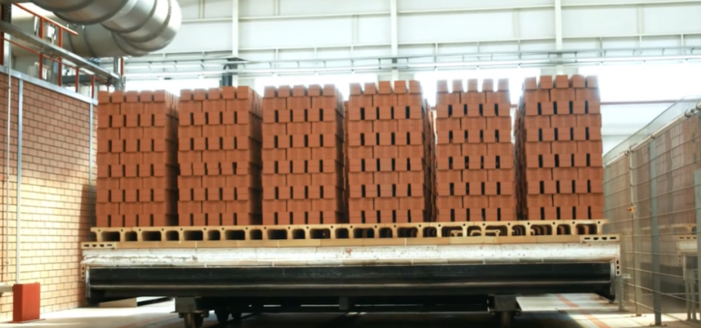 Лицевой кирпич Магма — это оптимальный баланс между техническими характеристиками, эстетикой и экономической эффективностью, что подтверждается многочисленными отзывами специалистов и успешными проектами в различных регионах страны.