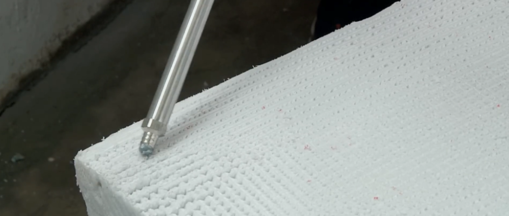 Использование современных теплоизоляционных материалов, таких как экструдированный пенополистирол или пенополиуретан, позволяет обеспечить долговечность конструкции и устойчивость к влажности, что важно при внутренней теплоизоляции, где вероятность конденсации возрастает.