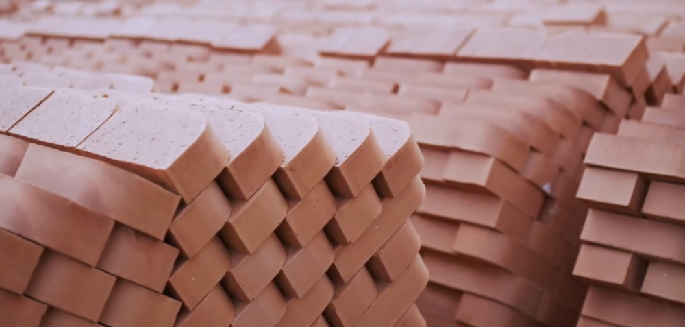 Удельный вес кирпича составляет около 1700-2000 кг/м³, балансируя между необходимой прочностью и легкостью конструкции Удельный вес кирпича составляет около 1700-2000 кг/м³, балансируя между необходимой прочностью и легкостью конструкции