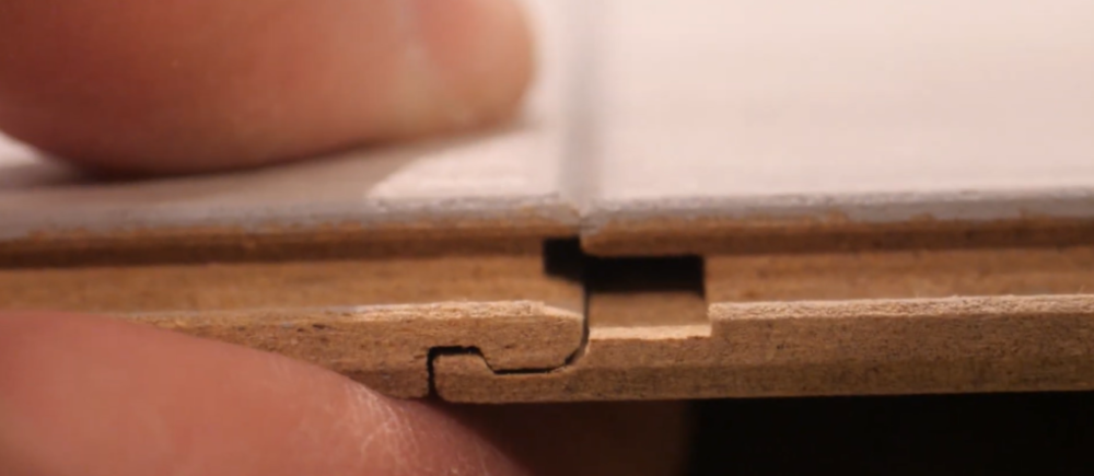 Монтаж осуществляется с помощью системы замков Click, что позволяет быстро и без специальных навыков укладывать покрытие без дополнительных крепежных элементов и образовать прочное, герметичное покрытие