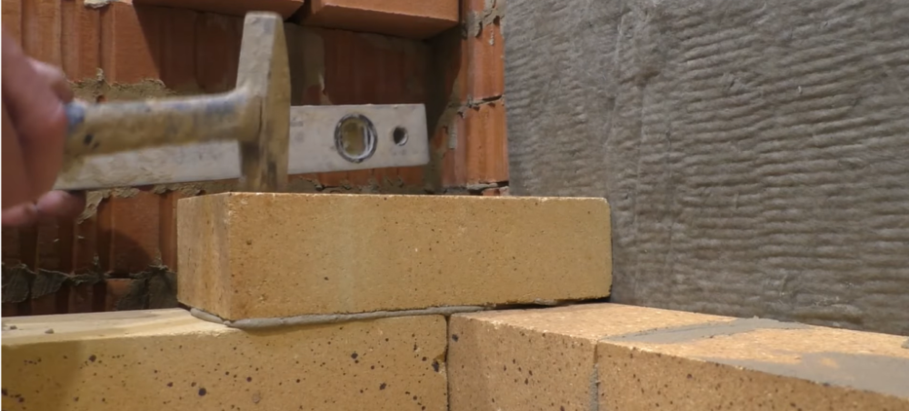 Стандартные размеры огнеупорного кирпича предусматривают строгие допуски, чтобы обеспечить точность укладки и минимизировать затрату материала на раскрой и корректировку. Обычно допускается отклонение длины, ширины и высоты не более 2 мм. 