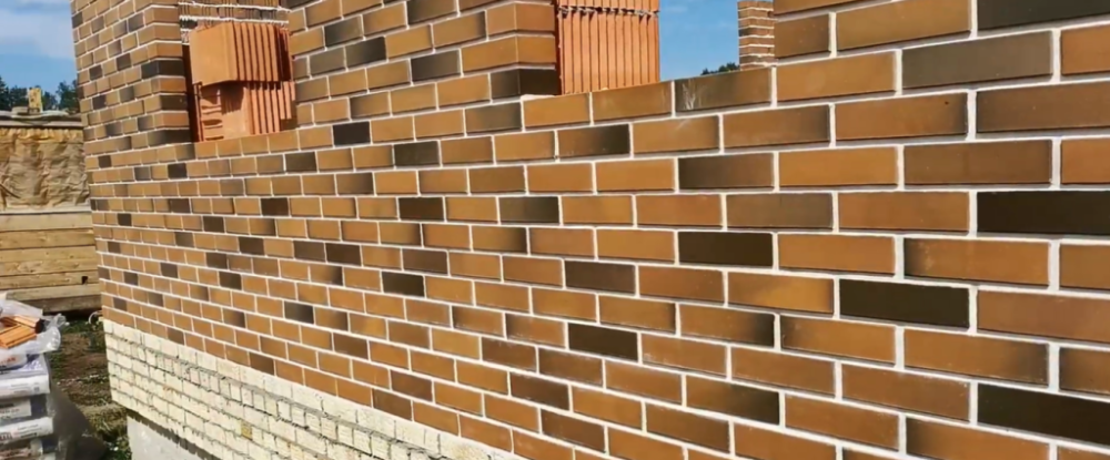 Особенностью кирпича Магма является его низкий коэффициент водопоглощения, не превышающий 6%, что делает его устойчивым к воздействию влаги, атмосферных осадков и перепадов температуры