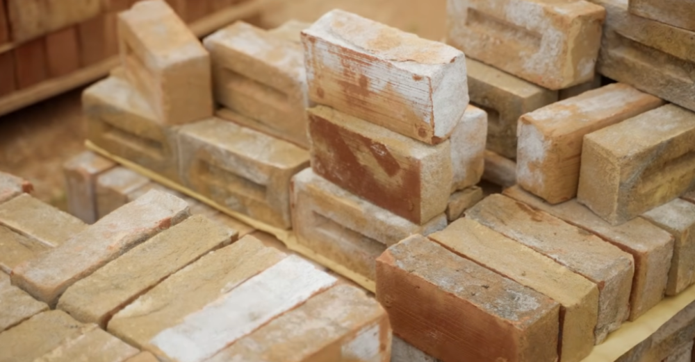 В ассортименте представлены кирпичи стандартных размеров 250 миллиметров в длину, 120 миллиметров в ширину и 65 миллиметров в высоту, а также декоративные и облицовочные виды, позволяющие реализовать самые сложные архитектурные идеи. В ассортименте представлены кирпичи стандартных размеров 250 миллиметров в длину, 120 миллиметров в ширину и 65 миллиметров в высоту, а также декоративные и облицовочные виды, позволяющие реализовать самые сложные архитектурные идеи.