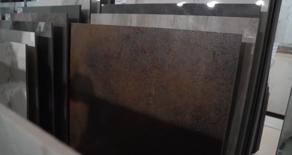 Керамогранит QUA Granite обладает богатой палитрой натуральных оттенков и текстур, имитирующих камень, что позволяет создать роскошный и современный интерьер