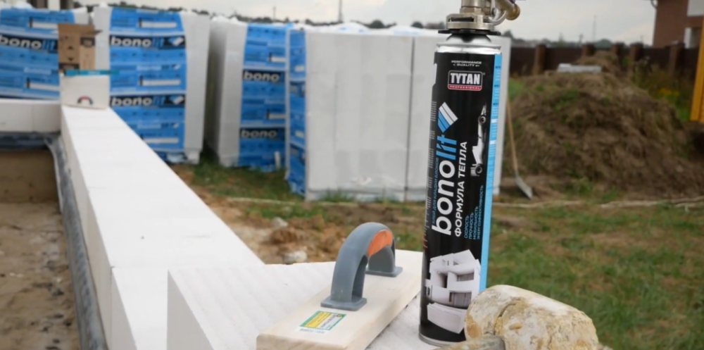 Газобетон Бонолит широко используют для возведения несущих и ненесущих стен. В зависимости от марки и толщины, такие блоки выдерживают нагрузки и обеспечивают теплоизоляцию. Газобетон Бонолит широко используют для возведения несущих и ненесущих стен. В зависимости от марки и толщины, такие блоки выдерживают нагрузки и обеспечивают теплоизоляцию.