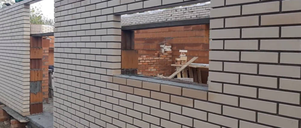 Железногорский кирпичный завод (ЖКЗ) — один из ведущих предприятий в регионе, специализирующийся на производстве высококачественного строительного кирпича и керамоблоков. Завод обладает богатым технологическим опытом, современными производственными линиями и строгим контролем качества, что позволяет ему удерживать лидирующие позиции на рынке строительных материалов.