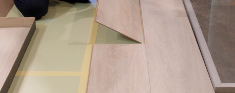 Благодаря влагостойкому слою, покрывающему панели, Rooms выдерживает влажность до 85%, что делает его подходящим для использования в кухнях, ванных комнатах и других помещениях с повышенной влажностью