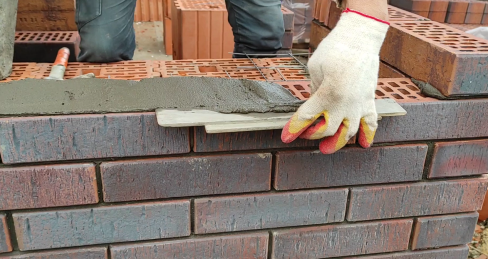 Использование экологически чистого сырья и современных технологий позволяет заводу выпускать продукцию, отвечающую самым жестким санитарным и экологическим требованиям, а теплопроводность кирпича в диапазоне 0,45 Вт/м·К способствует энергосбережению и снижению эксплуатационных расходов зданий на отопление до 30% Использование экологически чистого сырья и современных технологий позволяет заводу выпускать продукцию, отвечающую самым жестким санитарным и экологическим требованиям, а теплопроводность кирпича в диапазоне 0,45 Вт/м·К способствует энергосбережению и снижению эксплуатационных расходов зданий на отопление до 30%