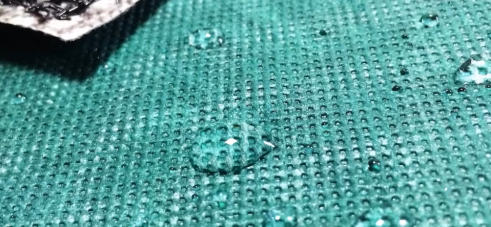 Проницаемость паров у данной мембраны не менее 7000 μ, что гарантирует эффективное управление парообменом и предотвращает накопление влаги внутри конструкций, снижая риск появления конденсата и разрушения утеплителя