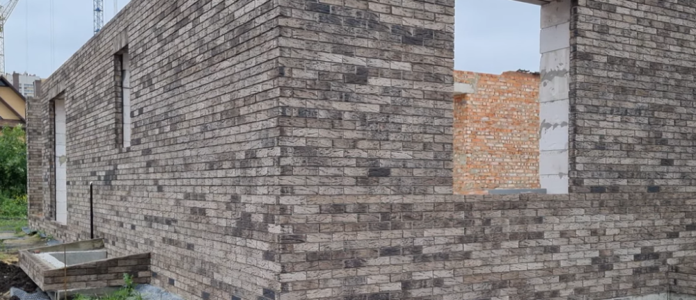 линкерный кирпич Faber Jar – это премиальный выбор для тех, кто ценит долговечность, эстетику и надежность. Его высокие технические характеристики, подтвержденные цифрами, гарантируют, что здание, облицованное этим кирпичом, будет выглядеть презентабельно и служить верой и правдой на протяжении многих десятилетий.