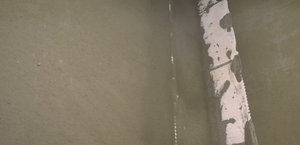 Универсальные смеси: предназначены для выравнивания стен, нанесения слоев под обои или декоративную штукатурку, с расходом 1,8–2,0 кг/м² при толщине слоя 10 мм.