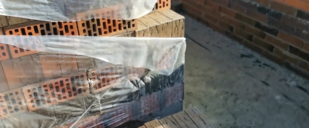 При строительстве жилых объектов одним из ключевых решений является выбор кирпича — основного строительного материала, от которого зависит не только долговечность и теплоизоляция, но и себестоимость проекта. 