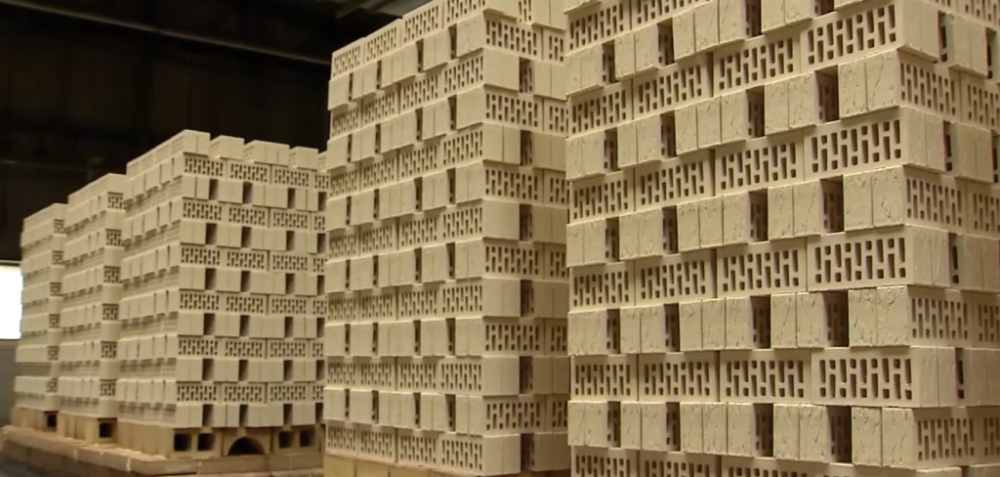 Продукция ОСМиБТ создается методом экструзии с последующим обжигом при температурах выше 1000°C, что обеспечивает высокую механическую прочность (минимум 25 МПа на сжатие), а также хорошую геометрическую стабильность Продукция ОСМиБТ создается методом экструзии с последующим обжигом при температурах выше 1000°C, что обеспечивает высокую механическую прочность (минимум 25 МПа на сжатие), а также хорошую геометрическую стабильность