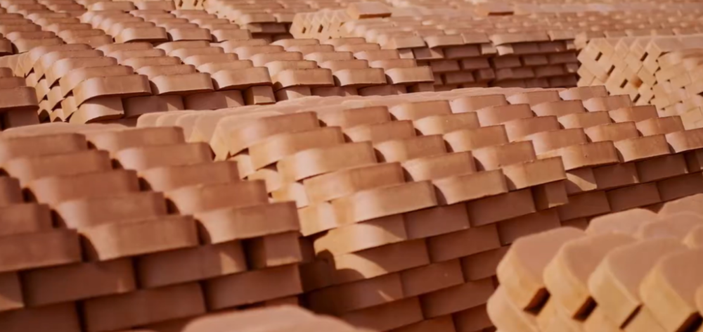 Благодаря высокой устойчивости к химическим воздействиям и сроку службы, превышающему 25 лет, этот кирпич идеально подходит для долговечных отопительных систем, обеспечивая стабильную работу и безопасность Благодаря высокой устойчивости к химическим воздействиям и сроку службы, превышающему 25 лет, этот кирпич идеально подходит для долговечных отопительных систем, обеспечивая стабильную работу и безопасность