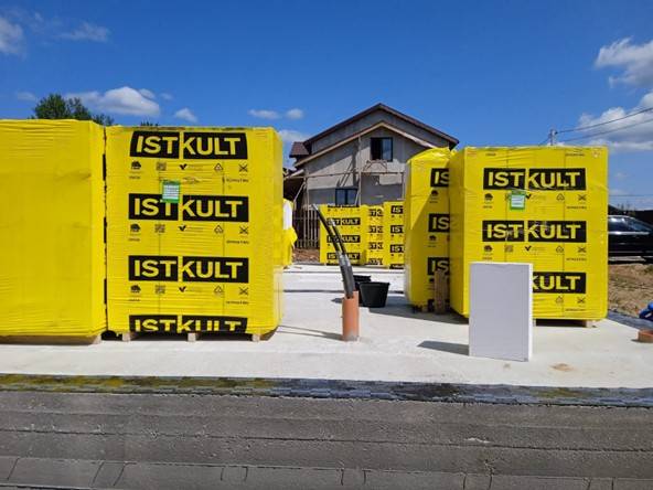 Газобетон обладает низким коэффициентом теплопроводности, что позволяет сохранять тепло в доме зимой и прохладу летом. Это значительно снижает расходы на отопление и кондиционирование.