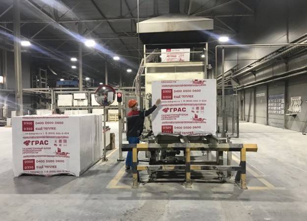 Газобетонные блоки легко обрабатываются, укладываются и монтируются, что сокращает сроки строительства. Можно возводить как каркасные, так и капитальные стены без дополнительных затрат времени и ресурсов.