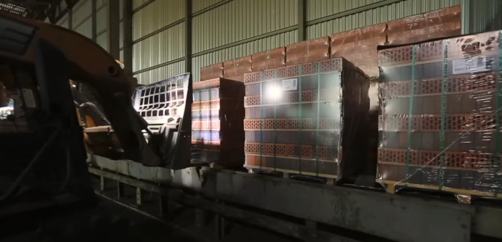 Благодаря своей структуре, керамический кирпич обладает чуть более высокой теплопроводностью, что может потребовать дополнительных слоев утепления в энергоэффективных проектах. В то время как клинкер — отличная барьерная облицовка, не пропускающая влагу и способная служить самостоятельной теплоизоляцией.