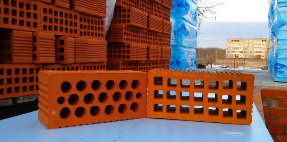 Для современного энергоэффективного строительства Каширский кирпич используется преимущественно как высокопрочный несущий или облицовочный материал, который в обязательном порядке комбинируется с эффективным утеплителем (например, экструдированным пенополистиролом толщиной 100-150 мм). Для современного энергоэффективного строительства Каширский кирпич используется преимущественно как высокопрочный несущий или облицовочный материал, который в обязательном порядке комбинируется с эффективным утеплителем (например, экструдированным пенополистиролом толщиной 100-150 мм).