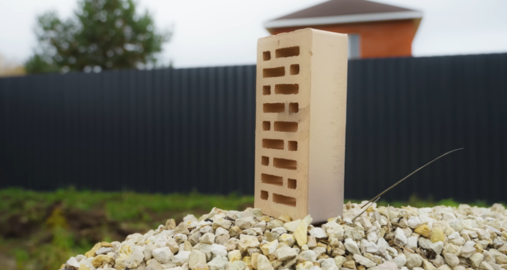 Качественный кирпич имеет однородную окраску, без трещин, сколов и дефектов на поверхности. Внешний вид — это не только эстетика, но и показатель технологического исполнения.