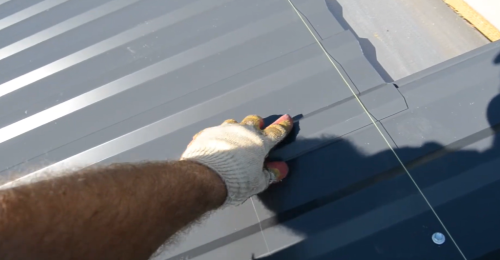 Согласно современным стандартам, минимальный нахлест в 200 миллиметров обеспечивает достаточную защиту от ветровых нагрузок, достигающих 35 м/с, и атмосферных осадков до 1500 мм в год, что характерно для большинства климатических условий