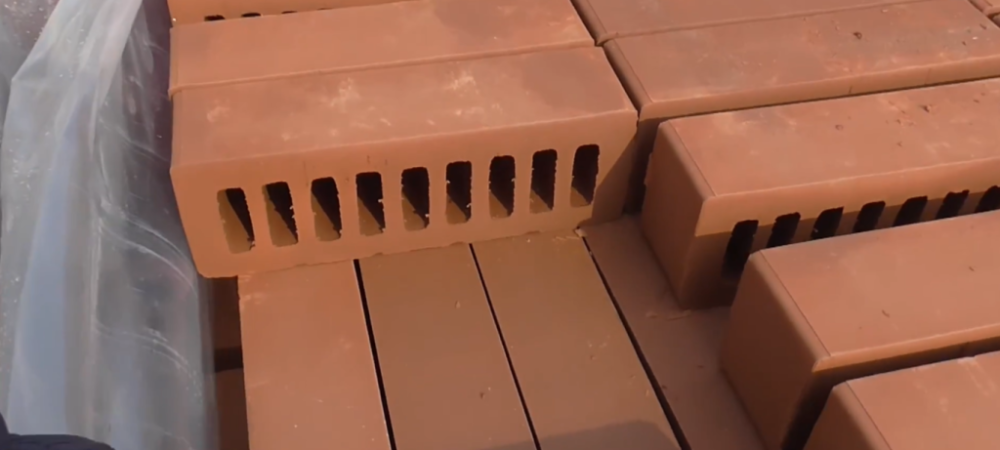 Голицы́нский кирпичный завод — один из ведущих предприятий в сегменте производства керамического строительного материала в России, обладающий более 70-летним опытом эксплуатации и непрерывным внедрением инновационных технологий. Голицы́нский кирпичный завод — один из ведущих предприятий в сегменте производства керамического строительного материала в России, обладающий более 70-летним опытом эксплуатации и непрерывным внедрением инновационных технологий.