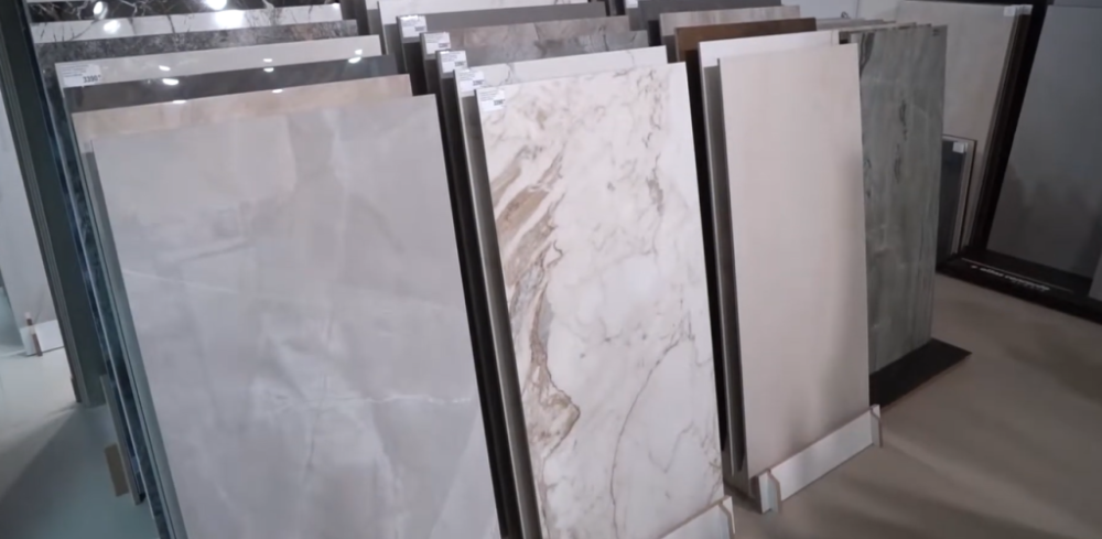 Преимущества керамогранита QUA Granite включают легкость в уходе, устойчивость к износу и широкий ассортимент форматов и размеров