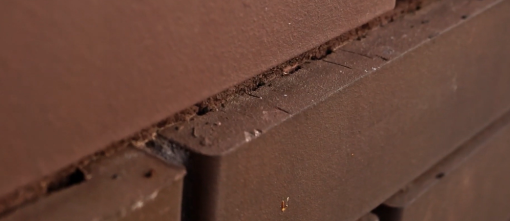 Завод выпускает широкий спектр кирпича: полнотелый, пустотелый, лицевой, облицовочный и специальные виды (например, теплоизоляционный). Все продукции соответствуют ГОСТ 530-2014, а часть — европейским стандартам EN 771-1 и EN 772. Завод выпускает широкий спектр кирпича: полнотелый, пустотелый, лицевой, облицовочный и специальные виды (например, теплоизоляционный). Все продукции соответствуют ГОСТ 530-2014, а часть — европейским стандартам EN 771-1 и EN 772.