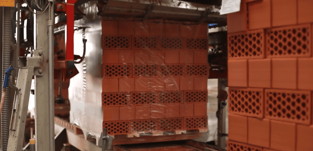 Я работаю с разными видами кирпича, но клинкер ‘Пятый Элемент’ всегда радует своей ровной геометрией. Это значит, что шов получается тонкий и аккуратный, без лишних трудозатрат. Кирпич хорошо ложится, не крошится, и с ним приятно работать. А результат – всегда восхитительный фасад