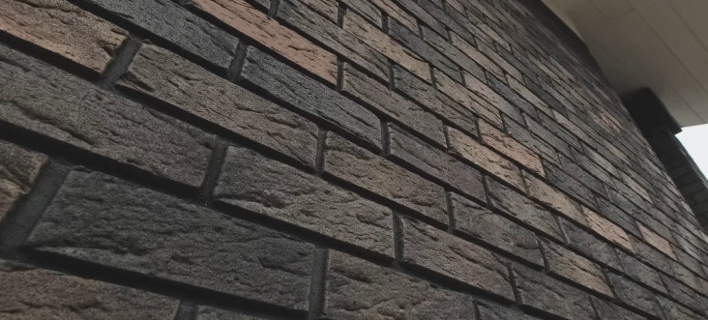 Клинкер — славится богатством фактур, цветовых решений, имитирующих натуральный камень, бетон или даже металл. Идеально подходит для фасадных решений в стиле лофт, индустриальных концепций.