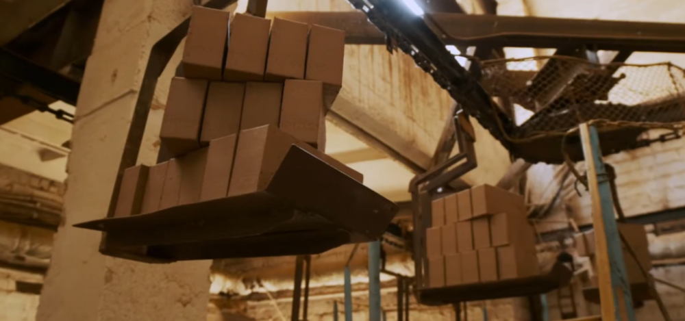 Кирпич отличается температурной стойкостью в диапазоне 800-1200°C, что обеспечивает его устойчивость к экстремальным тепловым нагрузкам и длительному нагреву без потери механической прочности Кирпич отличается температурной стойкостью в диапазоне 800-1200°C, что обеспечивает его устойчивость к экстремальным тепловым нагрузкам и длительному нагреву без потери механической прочности