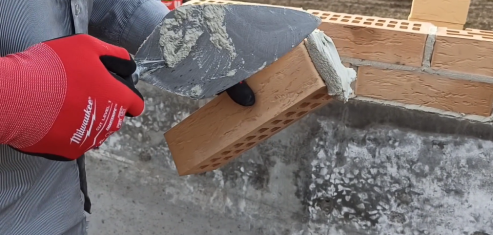 Общая производственная мощность Тербунского Гончара составляет порядка 50 млн штук кирпича в год, что дает ему статус одного из крупнейших игроков в сегменте строительных материалов региона. Общая производственная мощность Тербунского Гончара составляет порядка 50 млн штук кирпича в год, что дает ему статус одного из крупнейших игроков в сегменте строительных материалов региона.